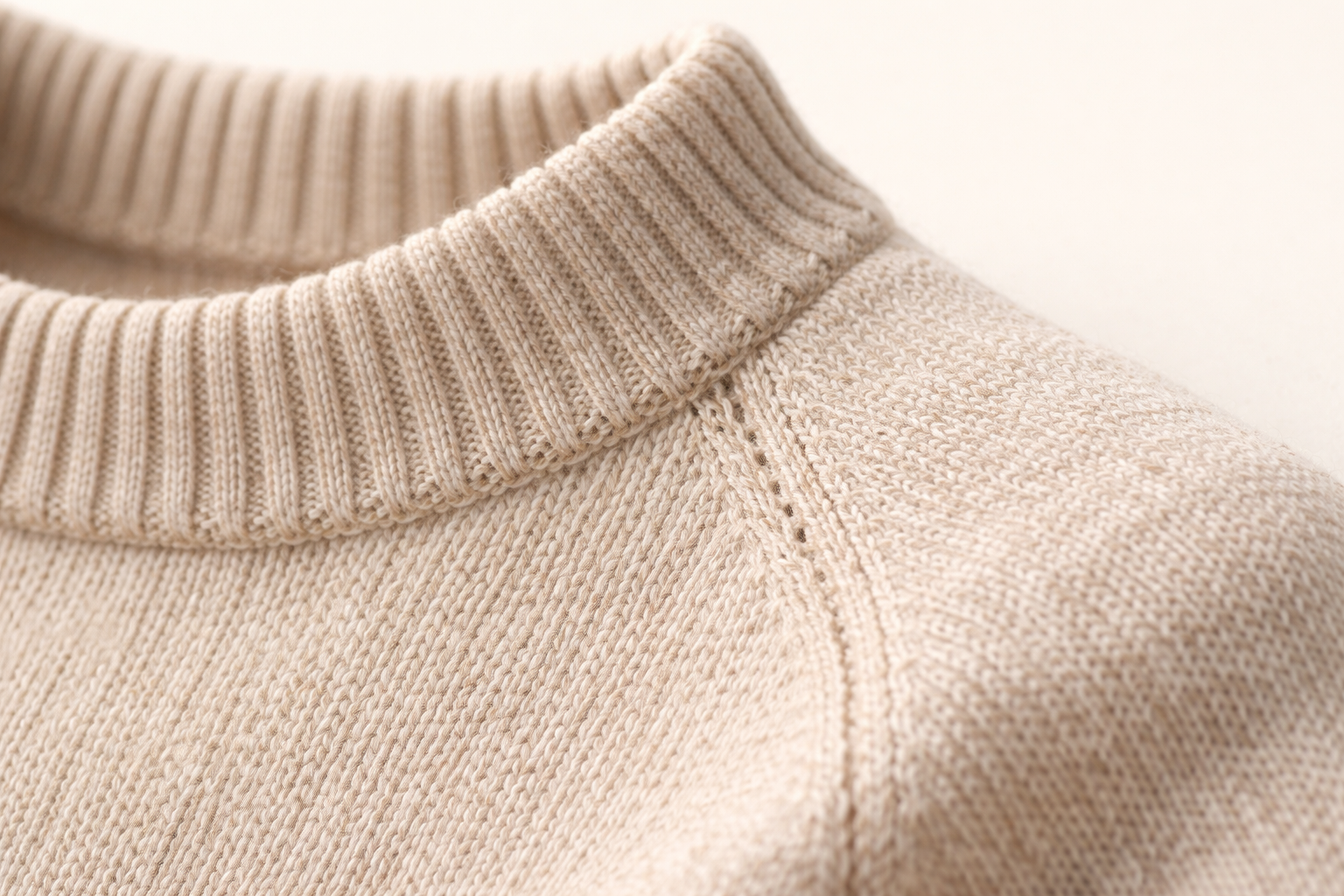 Zoom macro du pull wash knit couleur sable de la marque HIKARI qui laisse voir les détails de la matière